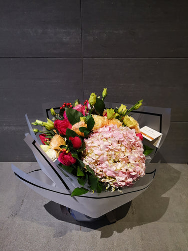 VD17 紅玫瑰桔梗繡球花束
